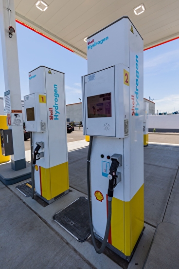 Hydrogen fuel pumps at a Shell station